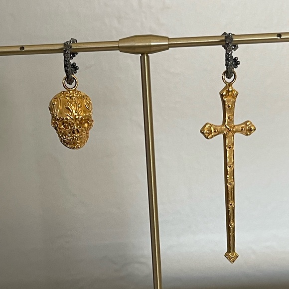 Sacrosanta Earrings - sugar skull & cross mis-matched earrings - Picture 1 of 7